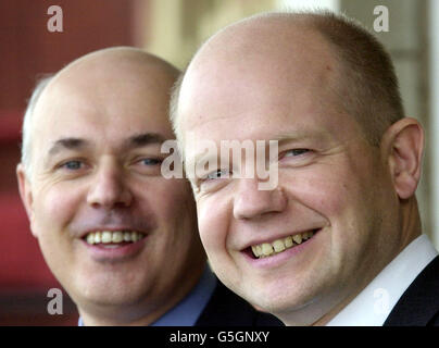 Der ehemalige konservative Parteivorsitzende William Hague (rechts) mit dem jetzigen Parteivorsitzenden Iain Duncan Smith auf der Parteikonferenz in Blackpool. Stockfoto