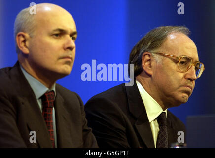 Schattenkanzler Michael Howard (rechts) und konservativer Führer Iain Duncan Smith hören sich die Verfahren am zweiten Tag der Konferenz der Konservativen Partei in Blackpool an. Stockfoto