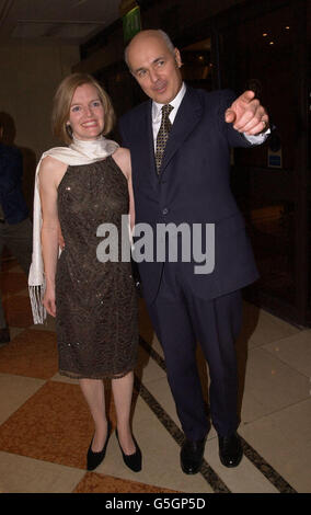 Der konservative Führer Iain Duncan Smith kommt mit seiner Frau Betsy im Hilton Hotel in Blackpool an, wo sie im Rahmen der Jahreskonferenz seiner Partei an einem Galadinner teilnehmen werden. Stockfoto