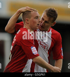 Nicky Adams (links) von Crawley Town wird von Teamkollege Kyle McFadzean nach dem Tor zum Eröffnungstreffer während des npower Football League One-Spiels im Broadfield Stadium, Crawley, gratuliert. Stockfoto