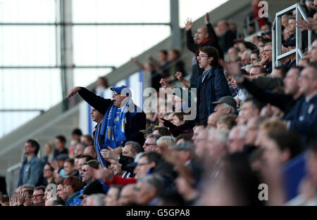 Soccer - npower Football League One - Colchester United / Stevenage - Colchester Community Stadium. Colchester vereinte Fans auf den Tribünen Stockfoto