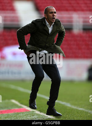 Swindon Town Manager Paolo Di Canio zeigt seine Frustration während des npower Football League One Spiels auf dem County Ground, Swindon. Stockfoto