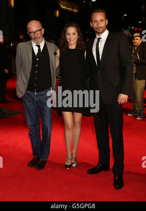 (Von links nach rechts) Regisseur Jacques Audiard, Marion Cotillard und Matthias Schoenaerts kommen zur Vorführung von Rust and Bone beim BFI London Film Festival im Odeon West End, Leicester Square im Zentrum von London. Stockfoto