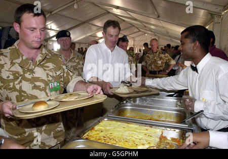 Der britische Premierminister Tony Blair besucht britische Truppen bei der Übung im Oman. Herr Blair schloss sich Truppen in einem provisorischen Chaos für ein Mittagessen mit Curry, Reis und Erbsen während einer Tour durch die Al Sha'afa-Basis, das Kommandozentrum der Operation Swift Sword II.. * mit mehr als 20,000 britischen Militärangehörigen und Frauen, die seit dem Golfkrieg am stärksten eingesetzt wurden. Stockfoto