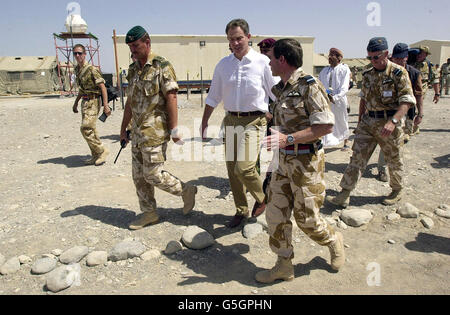 Premierminister Tony Blair besucht britische Truppen während der Übung im Oman. Blair schloss sich den Truppen während einer Tour durch die Al Sha'afa-Basis, das Kommandozentrum der Operation Swift Sword II, an der mehr als 20,000 britische Militärangehörige und Frauen beteiligt waren, an. * im größten Einsatz seit dem Golfkrieg. Stockfoto