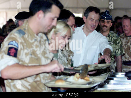 Premierminister Tony Blair mit Truppen in einem provisorischen Chaos für ein Mittagessen mit Curry, Reis und Erbsen während einer Tour durch die Al Sha'afa-Basis, das Kommandozentrum der Operation Swift Sword II, mit mehr als 20,000 britischen Militärangehörigen und Frauen. * im größten Einsatz seit dem Golfkrieg. Stockfoto