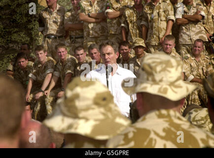 Der britische Premierminister Tony Blair spricht im Rahmen eines zweitägigen diplomatischen Besuchs in der Region an die Truppen im Al Sha'afa-Lager im Norden Omans. Stockfoto