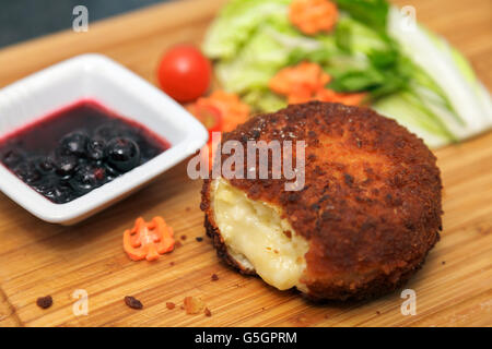 Gebackene Käse mit süßer Soße und vegs Stockfoto