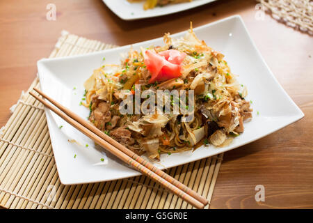 Yakisoba Nudeln garniert mit Katsuobushi und Ingwer Stockfoto