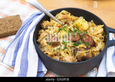 Traditionelle polnische Sauerkraut Bigos mit Pilzen und Fleisch Stockfoto