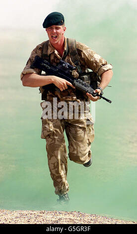 Royal Marines Commando mit 40 Brigade, Neil Wilson aus Doncaster, bei der Übung im Camp Fairburn in der Wüste von Oman. Das britische Militär nimmt an der Trainingsoperation Swift Sword II Teil, obwohl es derzeit nicht an den Anschlägen auf Afghanistan beteiligt ist. Stockfoto