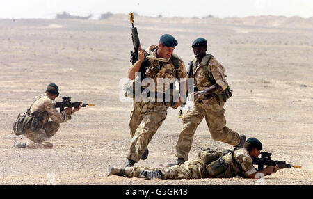 Royal Marines Commandos mit 40 Brigaden Nehmen Sie an einer Übung im Camp Fairburn in der Wüste von Oman Teil. Das britische Militär nimmt an der Trainingsübung - der Operation Swift Sword II - Teil, obwohl sie derzeit nicht an den Angriffen auf Afghanistan beteiligt sind. Stockfoto