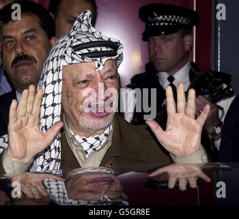 Arafat kommt am Flughafen Heathrow Stockfoto