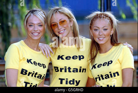 Die Popgruppe Atomic Kitten, von links nach rechts; Liz McClarnon, Jenny Frost und Natasha Hamilton enthüllen eine große Plakatkampagne in Camden im Norden Londons. Die Kampagne mit der Botschaft - Stop dropping Litter right now - wird von Charity Tidy Britain Group organisiert und zielt darauf ab, die Kinder zu stoppen Drop Litter. Stockfoto