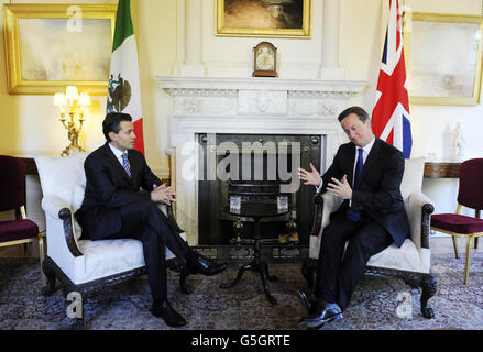 Premierminister David Cameron trifft in der Downing Street in London mit dem designierten Präsidenten Mexikos, Enrique Pena Nieto, zusammen. Stockfoto