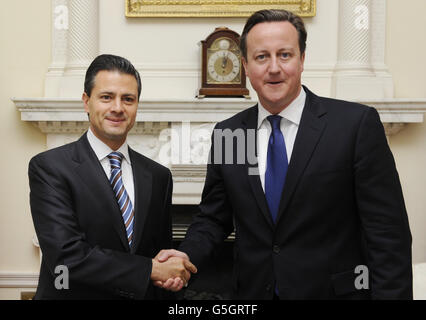 Premierminister David Cameron trifft in der Downing Street in London mit dem designierten Präsidenten Mexikos, Enrique Pena Nieto, zusammen. Stockfoto