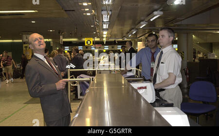 Der Herzog von Edingburgh auf einer „moralisch ankurbelnden“ Tour durch den Flughafen Heathrow schaut sich das Terminal 3 des Flughafens an. Stockfoto