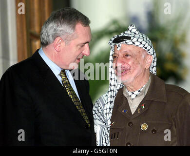 Der palästinensische Führer Yasser Arafat wird von der irischen Premierministerin Bertie Ahern (L) begrüßt, als er in den Regierungsgebäuden in Dublin zu Gesprächen über den Friedensprozess im Leerlauf im Osten ankam. * .... Zuvor war Arafat zu Gesprächen mit dem britischen Premierminister Tony Blair in London, bevor er nach Irland reiste. Stockfoto