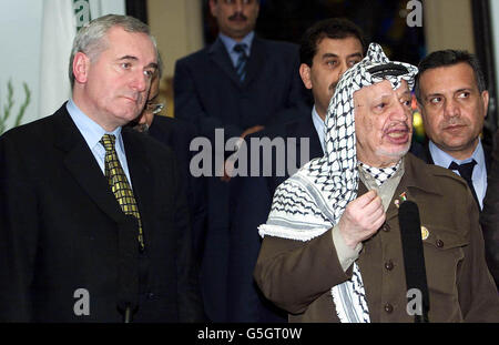 Der palästinensische Führer Yasser Arafat und die irische Premierministerin Bertie Ahern (L) bei einer Pressekonferenz vor den Regierungsgebäuden in Dublin nach ihren Gesprächen über den Friedensprozess im Nahen Osten. Stockfoto