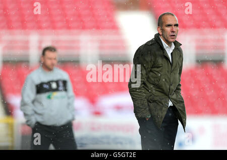 Swindon Town Manager Paolo Di Canio (rechts) und Coventry City manager Mark Robins beobachtet die Aktion von der Touchline aus Stockfoto