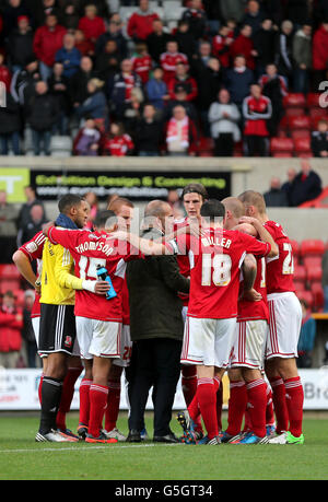 Fußball - npower Football League One - Swindon Town / Coventry City - County Ground. Swindon Town Manager Paolo Di Canio (Mitte) spricht nach dem Spiel mit seinen Spielern Stockfoto