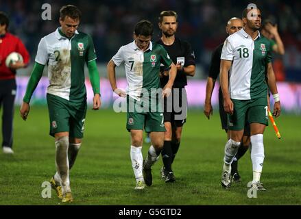 Fußball - FIFA Fußball-Weltmeisterschaft 2014 - Qualifikation - Gruppe A - Kroatien - Wales - Stadion Gradski vrt. Chris Gunter von Wales (links), Joe Allen (Mitte) und Hal Robson-Kanu gehen nach dem letzten Pfiff dejected vom Feld Stockfoto