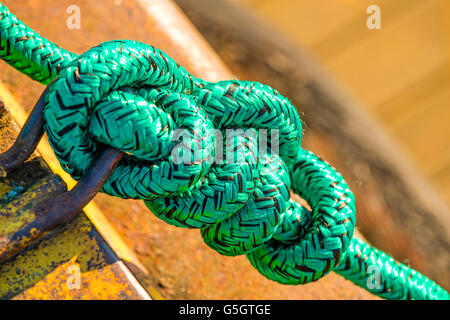 Knoten eine Befestigungsleine Stockfoto