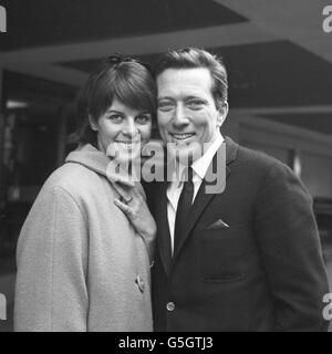 Der amerikanische Sänger Andy Williams und seine Frau Claudine bei ihrer Ankunft am Flughafen Heathrow. Sie sind aus Paris angereist, um an der Premiere des Films 55 Days in Peking teilzunehmen. Stockfoto