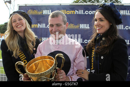 Jockey Pat Smullen feiert mit der Trophäe, nachdem Kapitän Ramius den William Hill Ayr Cold Cup gewonnen hat Stockfoto