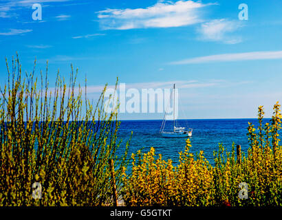 Segelschiff verankert am Strand der Ostsee Stockfoto