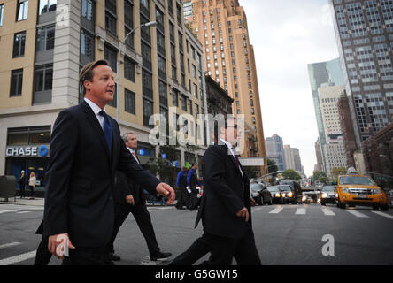 Premierminister David Cameron geht durch die Straßen von New York, nachdem er heute vor der UN-Generalversammlung in New York sprach. Stockfoto