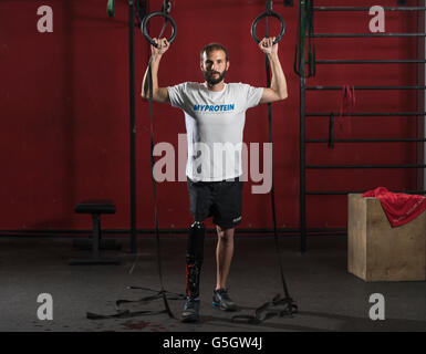 Mann mit einer Prothese Cross Fit im Fitnessstudio trainieren. Stockfoto