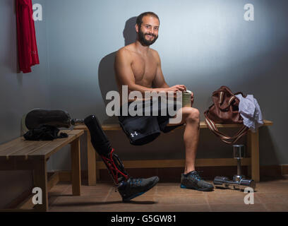 Mann mit einer Prothese in der Umkleide der Turnhalle. Stockfoto