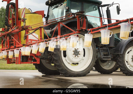 Traktor-Spray Düse Anpassung für Pestizid Fungizid Insektizid sprayer Stockfoto