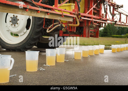 Traktor-Spray Düse Anpassung für Pestizid Fungizid Insektizid sprayer Stockfoto