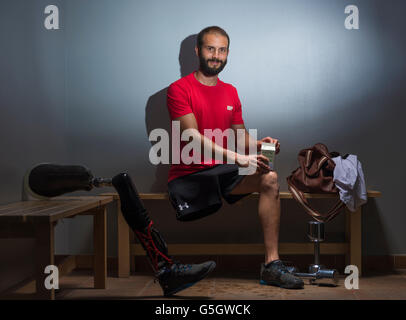 Mann mit einer Prothese in der Umkleide der Turnhalle. Stockfoto