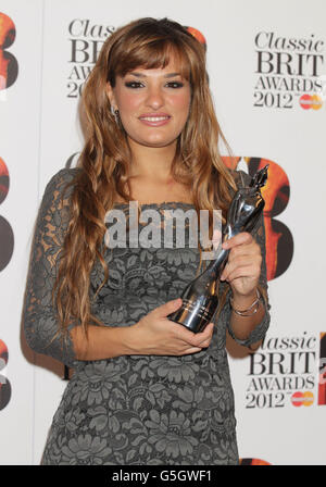 Nicola Benedetti mit ihrem Female Artist Award bei den Classic Brit Awards 2012 in der Royal Albert Hall, London. Stockfoto