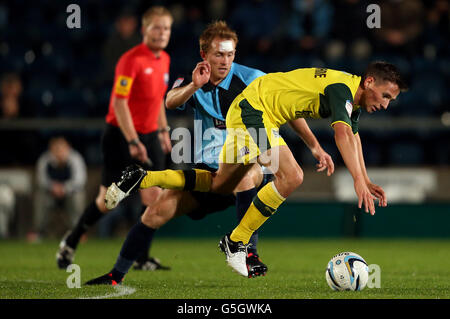 Wycombe Wanderers' Kampf um den Ball mit Stuart Lewis und Plymouth Argille um Conor Hourihane Stockfoto