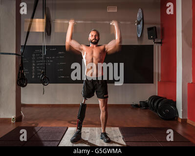 Mann mit einer Prothese Cross Fit im Fitnessstudio trainieren. Stockfoto