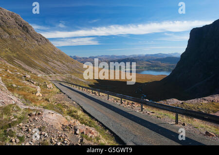 Die Passhöhe zu Applecross, genannt die Bealach Na Bà in Ross-Shire, Schottland. Diese Straße ist Teil der nördlichen Küste 500 Route. Stockfoto