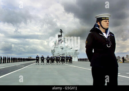 Die Besatzung der Royal Navy Flugzeugträgerin HMS Ark Royal ist auf dem Flugdeck zu sehen, als sie nach einer zweijährigen Großumrüstung in Rosyth, Schottland, in den Hafen von Portsmouth segelt. Die Ark Royal wird im nächsten Jahr voll einsatzfähig sein. Die Ark Royalhat die letzten zweieinhalb Jahre modernisiert, um die neuen Anti-U-Boot-Merlin-Hubschrauber der Marine an Bord zu nehmen und Seakings, Sea Harriers und RAF-Harrier betreiben zu können. Siehe PA Story DEFENSE ArkRoyal. PA Foto: Peter J Jordan. Stockfoto