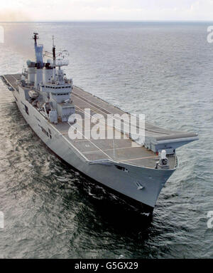 Die Royal Navy Flugzeugträger HMS Ark Royal segelt in Portsmouth Hafen nach einem zweijährigen großen Umbau in Rosyth, Schottland. Die Ark Royal, die im nächsten Jahr voll in Betrieb gehen wird, hat die letzten zweieinhalb Jahre modernisiert. *an Bord der neuen Anti-U-Boot-Hubschrauber Merlin nehmen, sowie in der Lage sein, Seakings, Sea Harriers und RAF Harrier zu betreiben. *05/08/02 das Flaggschiff der Royal Navy, der Flugzeugträger HMS Ark Royal, von dem das Programm Today von BBC Radio 4 sagte, dass es im nächsten Monat die Segel für den Mediterrean setzen wird. Es wird erwartet, Portsmouth in fünf Wochen zu verlassen Stockfoto