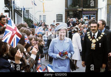 Queen Elizabeth II trifft auf eine begeisterte Menschenmenge am St Katherine's Dock in der Nähe des Tower of London, einer der Stationen auf ihrem Silver Jubilee River Progress von Greenwich nach Lambeth. Stockfoto