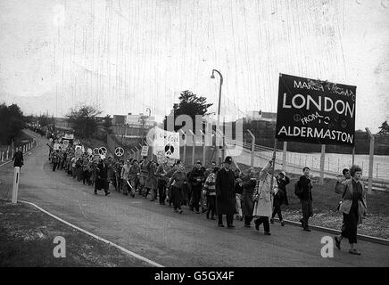 Mit einem einsamen Polizisten als Eskorte beginnen die Aktivisten für nukleare Abrüstung ihren marsch vom Atomwaffenforschungsbetrieb in Aldermaston, Bekshire, nach London. Sie stehen vor einem 53 Meilen langen Weg zum Trafalgar Square. Stockfoto