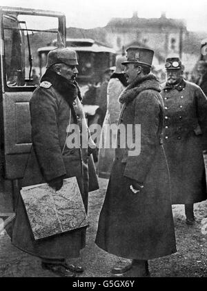 Kaiser Wilhelm II., der deutsche Kaiser, im Gespräch mit Karl I., dem Kaiser von Österreich, an einem kleinen Bahnhof an der Italienischen Front. Stockfoto