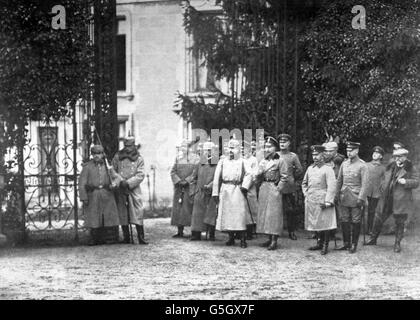 Kaiser Wilhelm II. Und der Kronprinz beobachten einen vormarsch garibaldischer Kriegsgefangener. Stockfoto