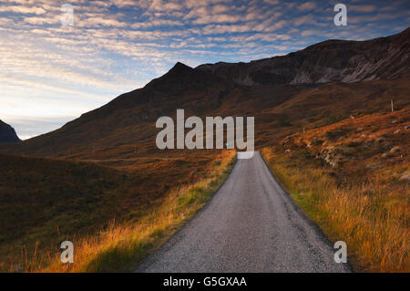 Straße durch Glen Torridon in der Dämmerung - Ross-Shire, Schottland. Diese Straße ist Teil der Route Nord Küste 500 fahren Stockfoto