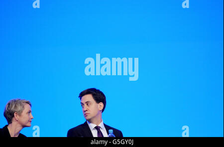 Die Schatten-Innenministerin Yvette Cooper und der Labour-Vorsitzende Ed Miliband, nachdem sie sich heute bei der Arbeiterpartei-Konferenz in Manchester an die Delegierten gewandt hatte. Stockfoto