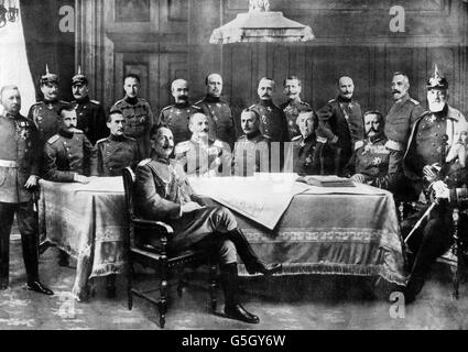 Kaiser Wilhelm II. Umgeben von seinem Generalstab. Stehend (von links nach rechts): Bulow, Mackensen, Molkte, Kronprinz Wilhelm, General Francois, Lumenoff, Falkennayn, Einem, Baseler, Kanzler Bathmann Hollweg, Heringen. Sitzend (von links nach rechts): Kronprinz von Bayern, Herzog Wurtemburg, General Kluck, Emmich, Haeseler, Hindenburg, Admiral Tirpitz. Stockfoto