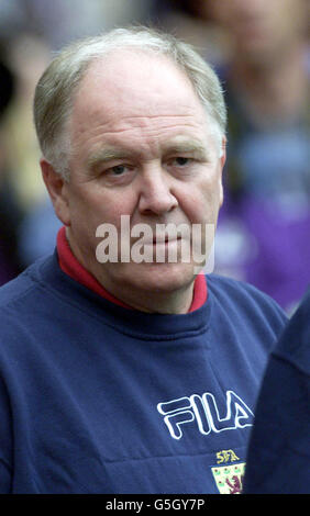 Schottlands Manager Craig Brown sieht zu, dass sein Team während des Spiels der FIFA World Cup European Qualifying Group Six im Hampden Park, Glasgow, Schottland, nur ein Unentschieden von 0-0 gegen Kroatien bewältigen kann. Stockfoto